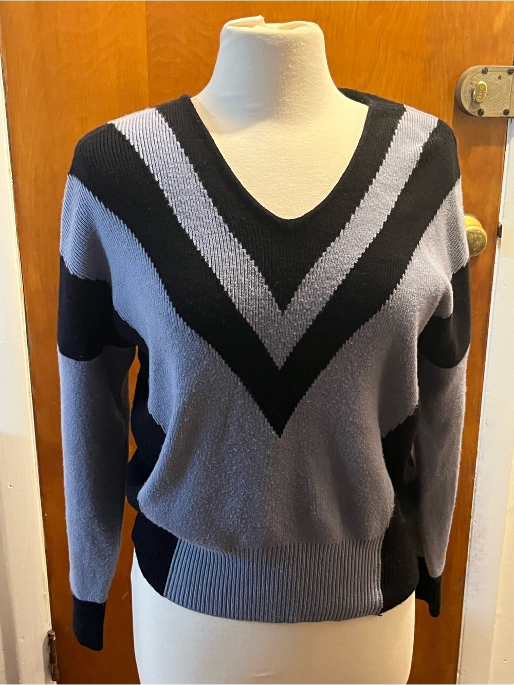 Tahari Women's Pullover Sweater Knit Ribbed Chevron V-Neckline Blue. Size S/P